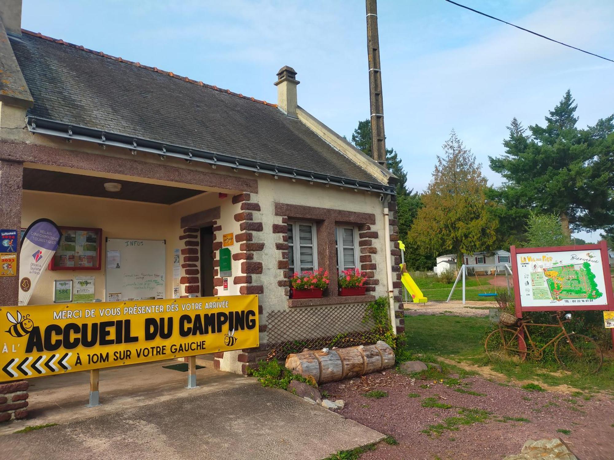 Concoret Camping Le Val Aux Fees - Broceliande מראה חיצוני תמונה