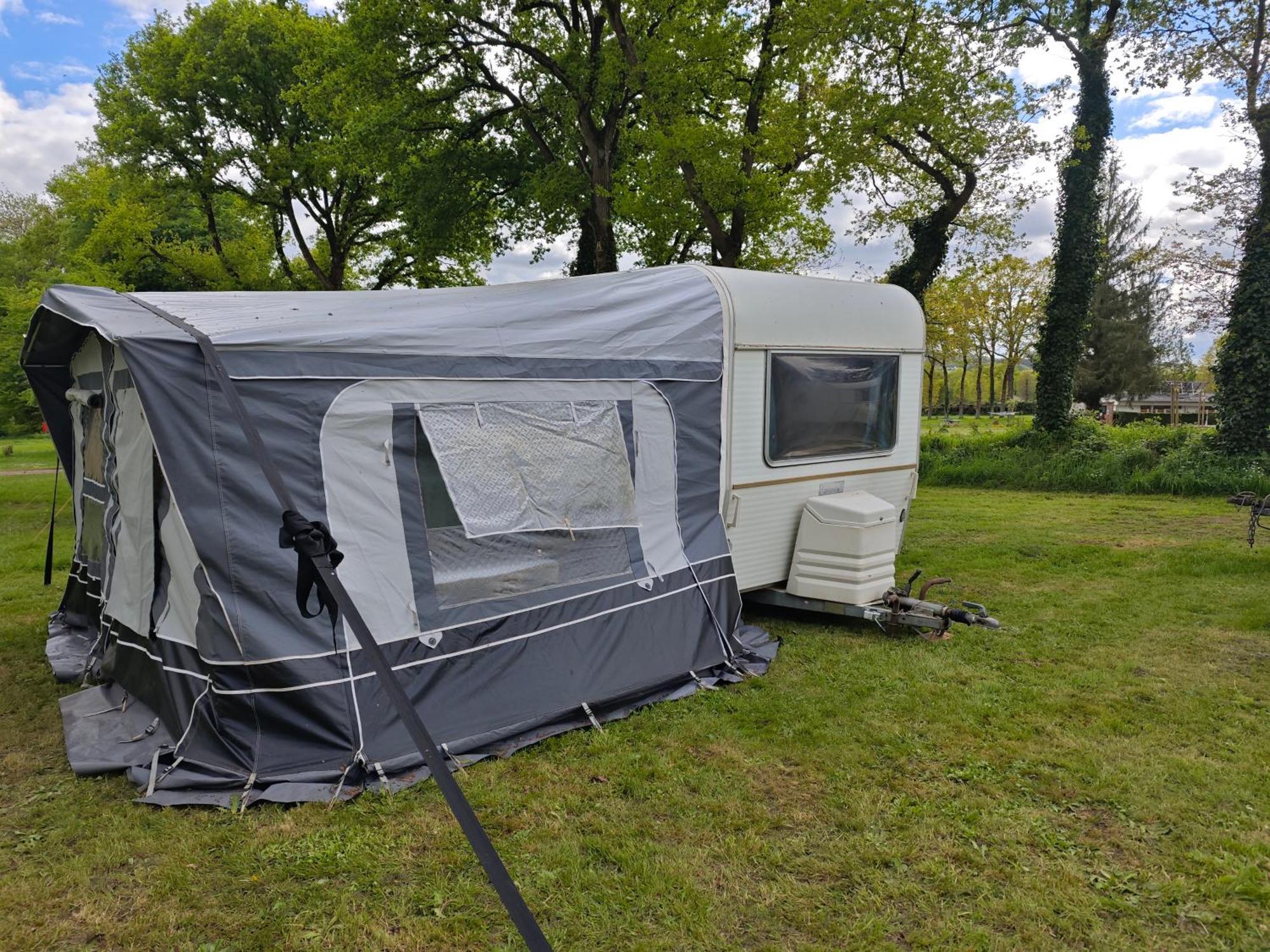 Concoret Camping Le Val Aux Fees - Broceliande מראה חיצוני תמונה